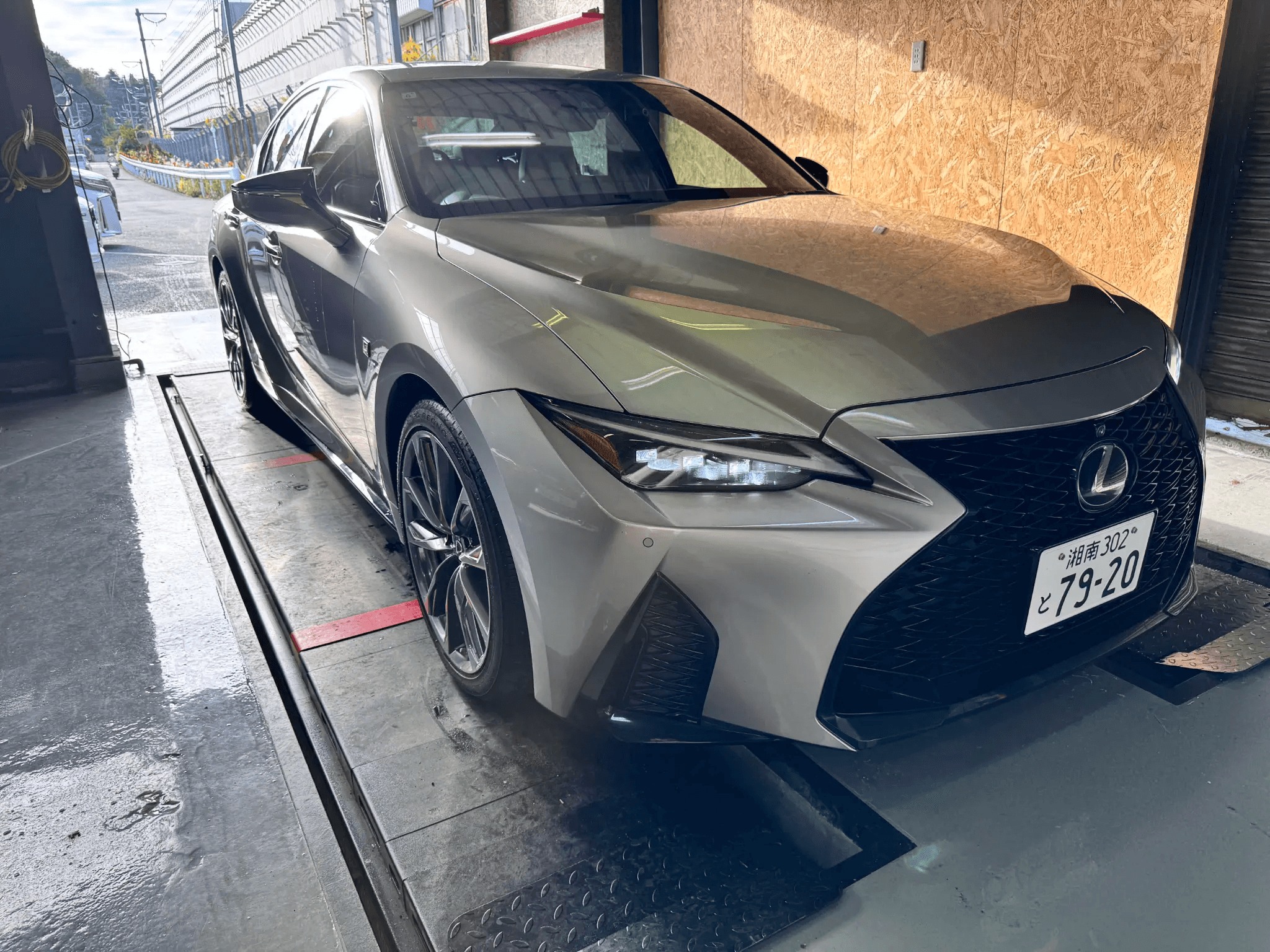 ドライブオンリフト 中古車下回り確認